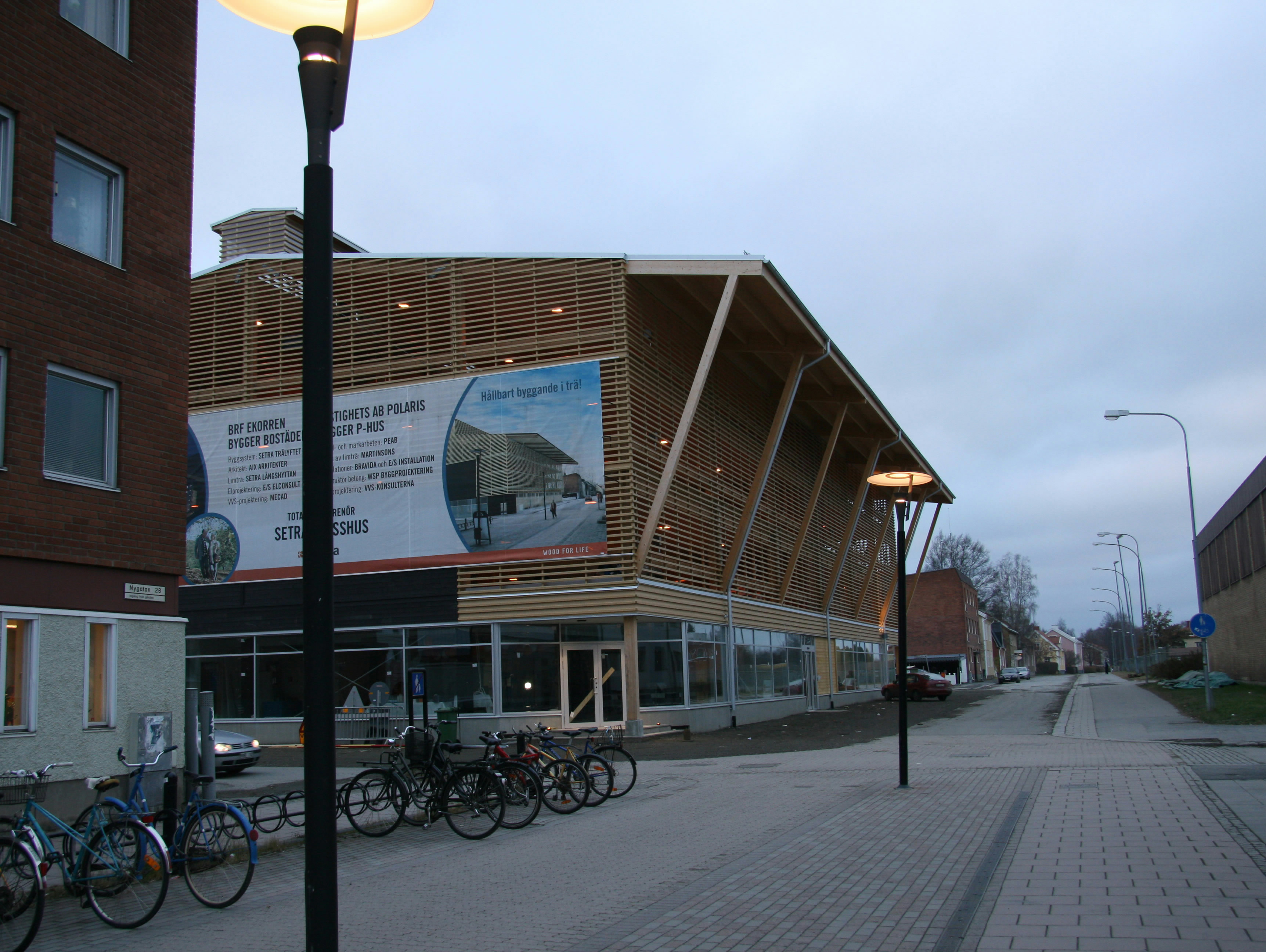 Sveriges første parkeringshus bygget helt i træ (Foto: Setra)