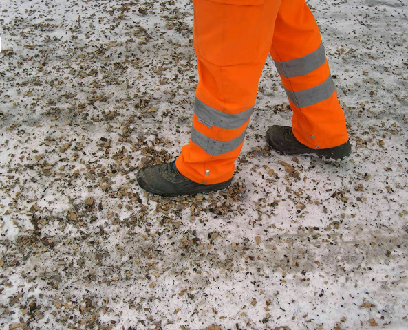 Træflis gør isbelagt fortov skridfast (Foto: Stop Gliss Bio)