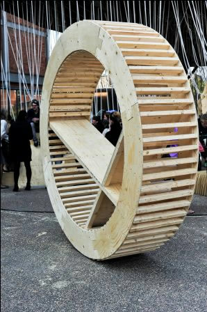 Dialogmøbel udformet som stort hjul_foto Christina van Soest